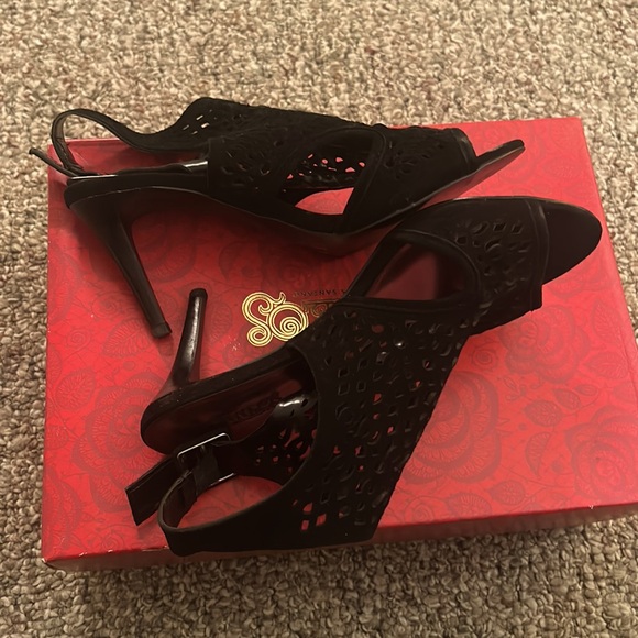 Carlos Santana open toe heels - Picture 4 of 8